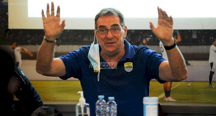 Kick Off Liga 1 Semakin Tak Jelas, Robert Tak Akan Memonitor Latihan Mandiri Pemainnya